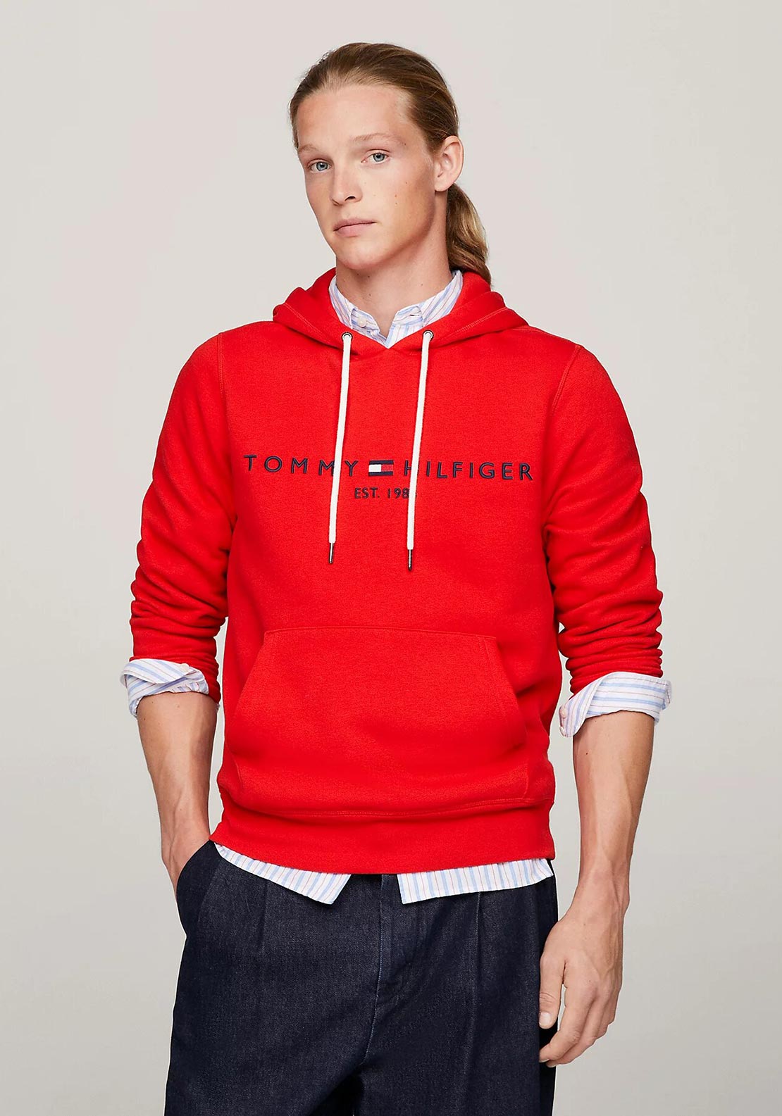 Drawstring logo deals hoodie tommy hilfiger